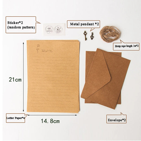 Un set d'enveloppes et invitations vintage de style européen, avec papier, timbres, pendentifs en métal et corde de chanvre.