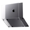Silberner Laptop-Schutzhülle für ein 13-Zoll-MacBook Pro, in Winkelansicht.