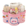 Pinkes rotierendes Desktop-Stiftehalter mit bunten Stiften und Bleistiften.