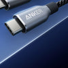 Silberner Anker USB-C auf USB-C Ladekabel vor blauem digitalem Hintergrund