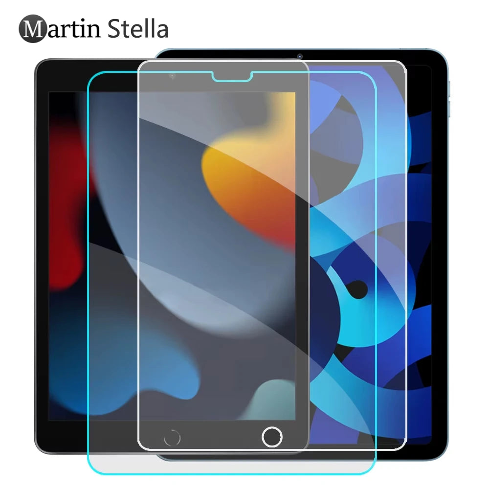 Ein Tablet, auf dem eine Schutzfolie auf die Glasscheibe aufgebracht wird.