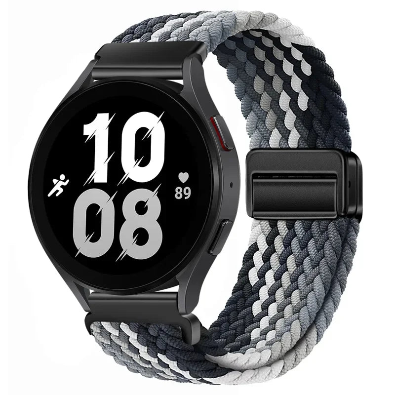 Schwarze Smartwatch mit geflochtenem Armband, die Zeit 10:08 und ein Herzsymbol anzeigt.