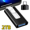 Adaptateur de clé USB noire avec connecteur blanc et fiche métallique à côté d'un smartphone.