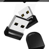 Eine Anzeige, die einen silbernen USB-Stick und eine schwarze Aufbewahrungsbox zeigt.