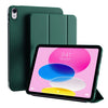 Una funda magnética y plegable verde para iPad mostrada junto a la tableta.