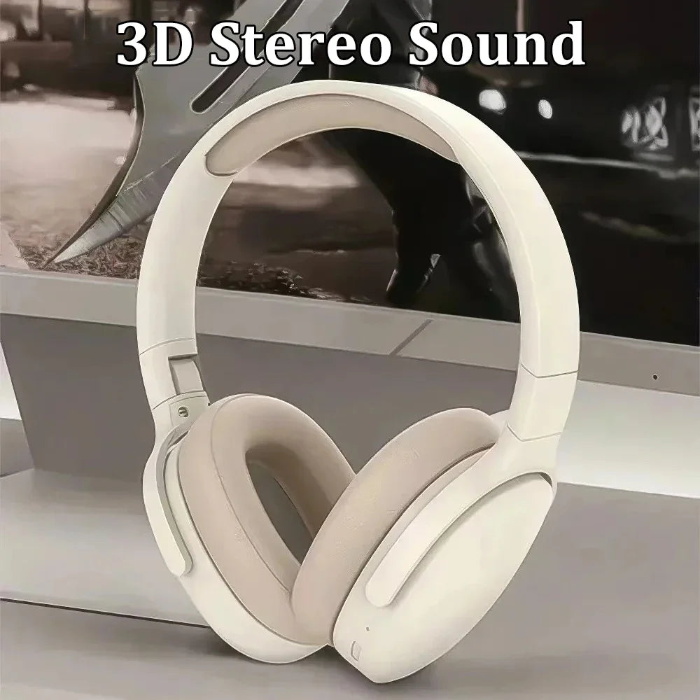 Une paire d'écouteurs supra-auriculaires blancs avec une coque beige clair posée sur une surface.