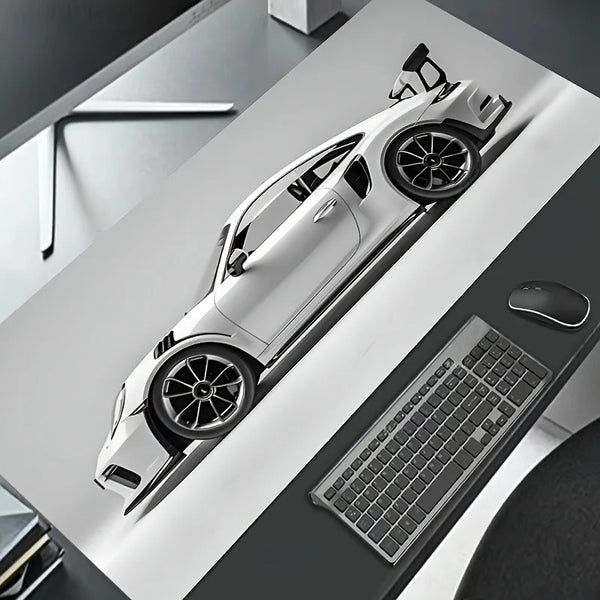 Un modelo de coche deportivo blanco se muestra sobre una superficie oscura junto a una alfombrilla para ratón de juegos.