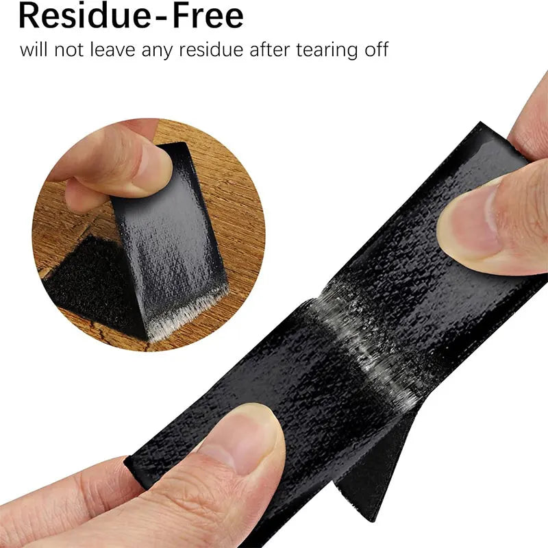 Une main arrache une bande de fermeture velcro sans résidu.