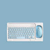 Weißes Mini-Bluetooth-Tastatur- und Maus-Set mit ergonomischer hellblauer Maus auf der Oberfläche.