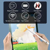 Une main tient un stylet capacitif blanc sur l'écran d'une tablette affichant un dessin numérique.