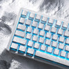 Nahaufnahme einer weißen mechanischen Tastatur mit durchsichtigen Kohlenstoff-Keycaps, beleuchtet durch blaues Hintergrundlic