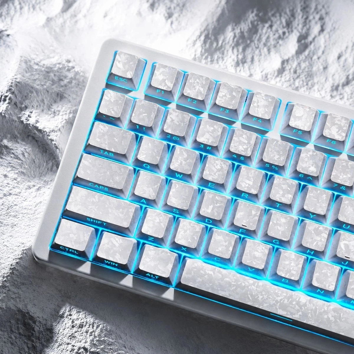 Nahaufnahme einer weißen mechanischen Tastatur mit durchsichtigen Kohlenstoff-Keycaps, beleuchtet durch blaues Hintergrundlic
