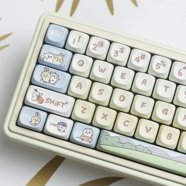 Primer plano de teclas PBT sublimadas en color beige claro para teclado mecánico, mostrando varias teclas de letras y función