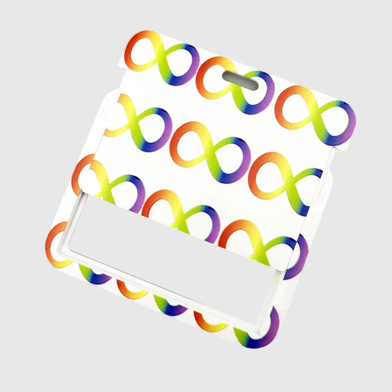 Ein Schlüsselring mit Lanyard, das ein Regenbogen-Unendlichkeitssymbolmuster auf weißem Hintergrund zeigt.
