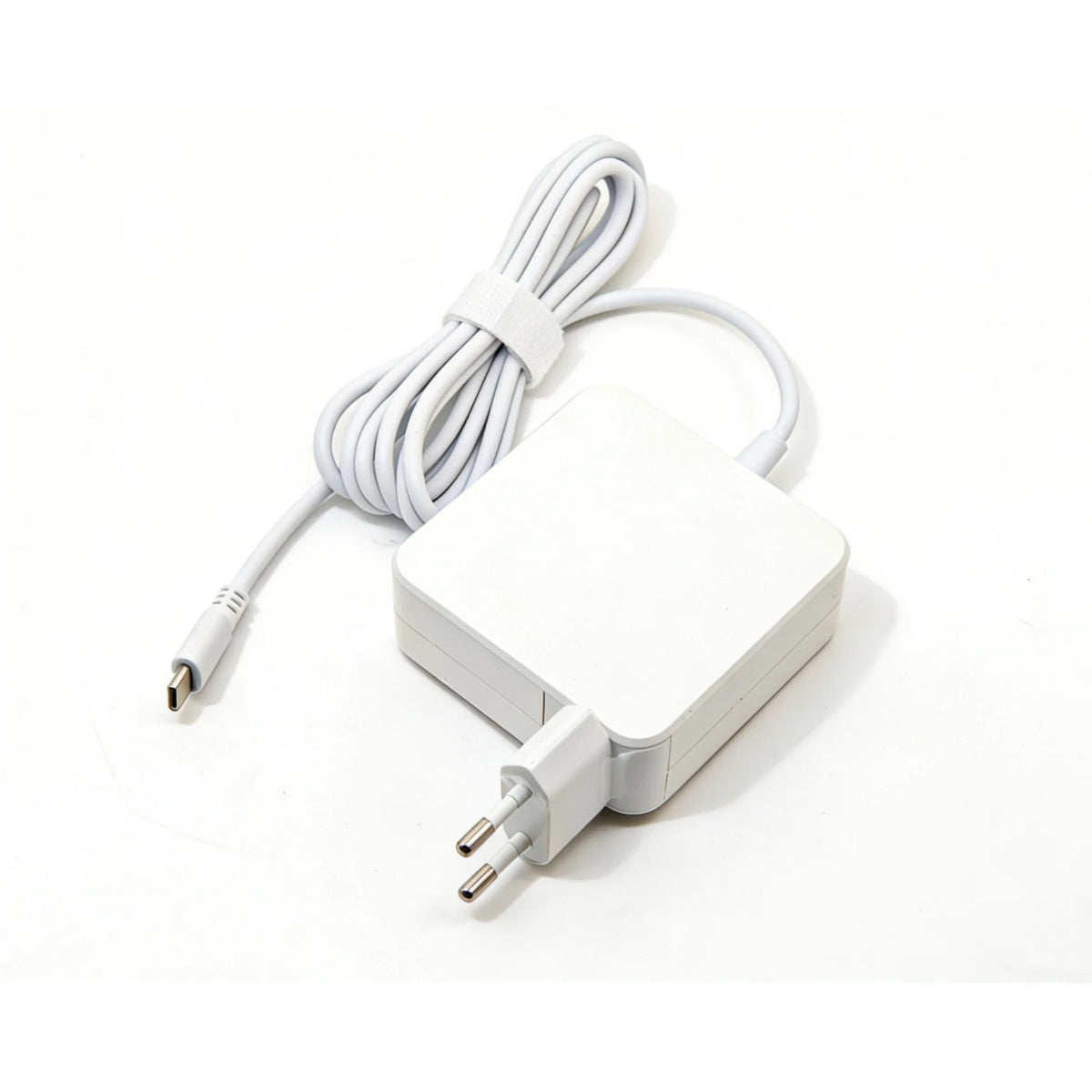 Adaptateur secteur USB-C blanc de 65W pour ordinateur portable avec câble enroulé blanc.