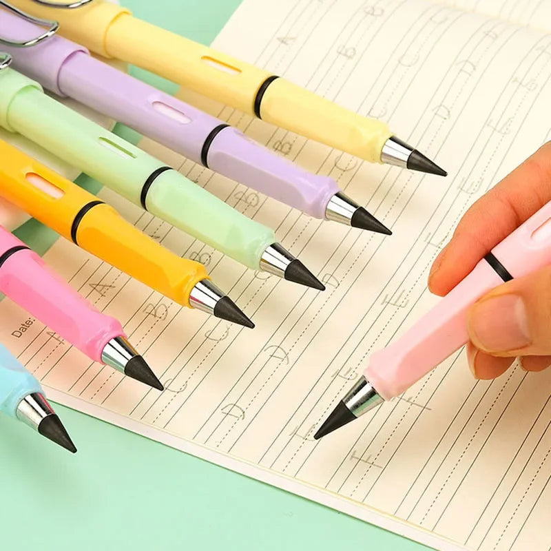 Une main tient un stylo rose écrivant sur du papier ligné, entouré de plusieurs crayons de couleur.