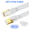 Nahaufnahme eines weißen CAT 8 flachen Ethernet-Kabels mit Steckern.