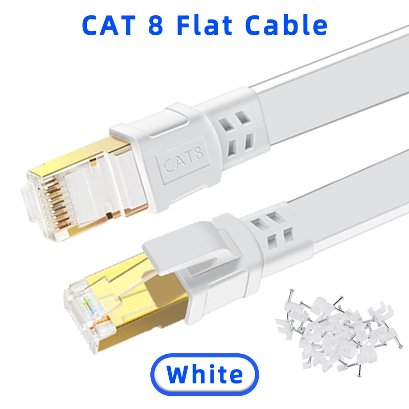Nahaufnahme eines weißen CAT 8 flachen Ethernet-Kabels mit Steckern.