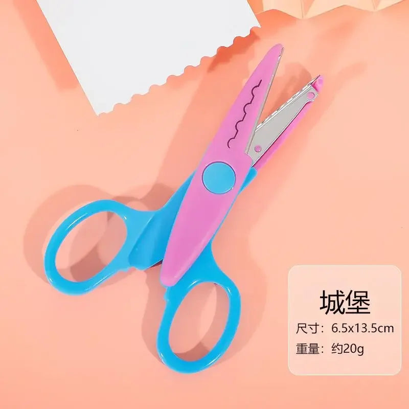 Un par de tijeras de manualidades rosa y azul con diseño ondulado sobre una superficie rosa claro.