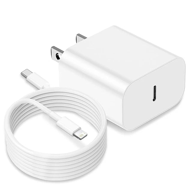 كابل شحن فاست USB-C أبيض ملفوف بجانب محول شحن مستطيل أبيض.