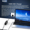 Ein schwarzer 100W USB-C Ladegerät neben einem MacBook Pro Laptop.