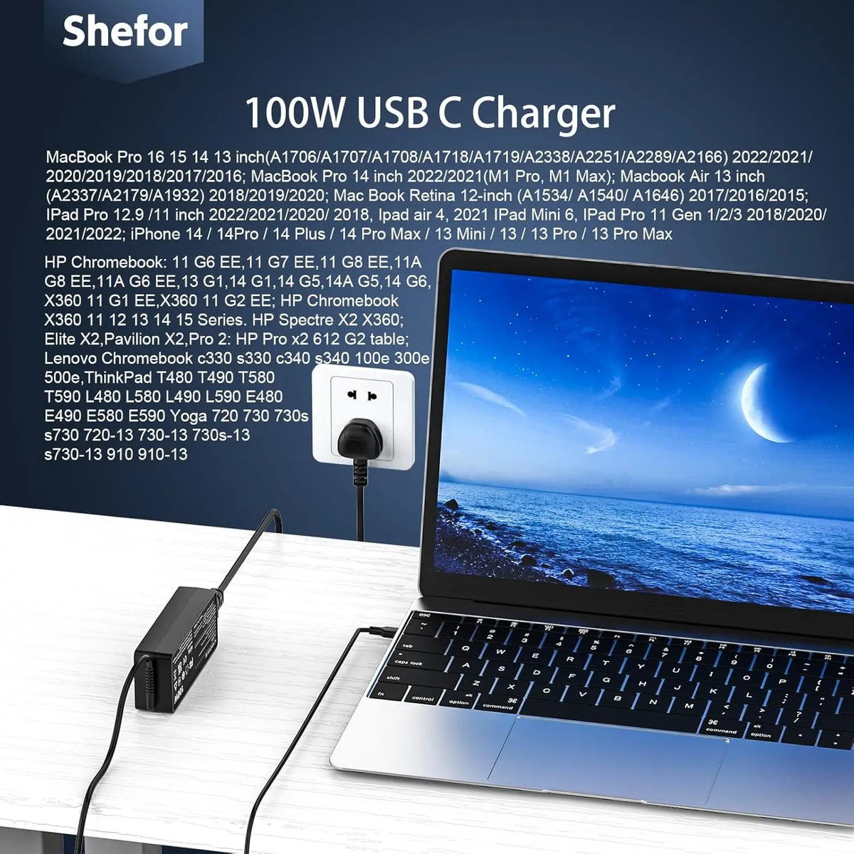 Ein schwarzer 100W USB-C Ladegerät neben einem MacBook Pro Laptop.