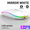 Weiße kabellose Gaming-Maus mit RGB-Lichtleiste, gezeigt auf reflektierender Oberfläche.