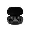Ein Paar schwarze kabellose Bluetooth-Kopfhörer mit geöffnetem Ladecase, von oben gezeigt.
