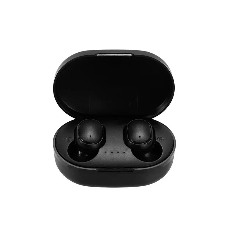 Ein Paar schwarze kabellose Bluetooth-Kopfhörer mit geöffnetem Ladecase, von oben gezeigt.