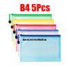 Cinco bolsas organizadoras de documentos con cierre transparente en varios colores pastel apiladas