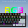 Gros plan d'un clavier mécanique avec des effets lumineux RGB sur les touches et le voisinage.