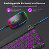 Combo de teclado y mouse recargable negro con detalles brillantes azules y rosas en primer plano.