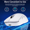 Souris blanche sur fond de circuit imprimé bleu, illustrant les capacités de connexion en trois modes.