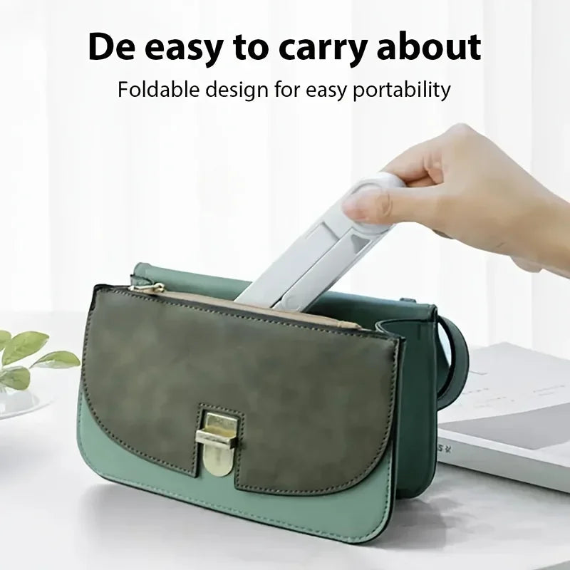 Grube faltbare Tasche oder Hülle für ein Tablet, die Portabilität und Design demonstriert.