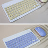 Weiße Mini-Bluetooth-Tastatur und Maus-Kombination mit hellgelben Tasten und violetter Maus.