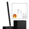 Schwarze kapazitive Stylus-Stift neben einer Box mit USB-Ladekabeln und Spitzen