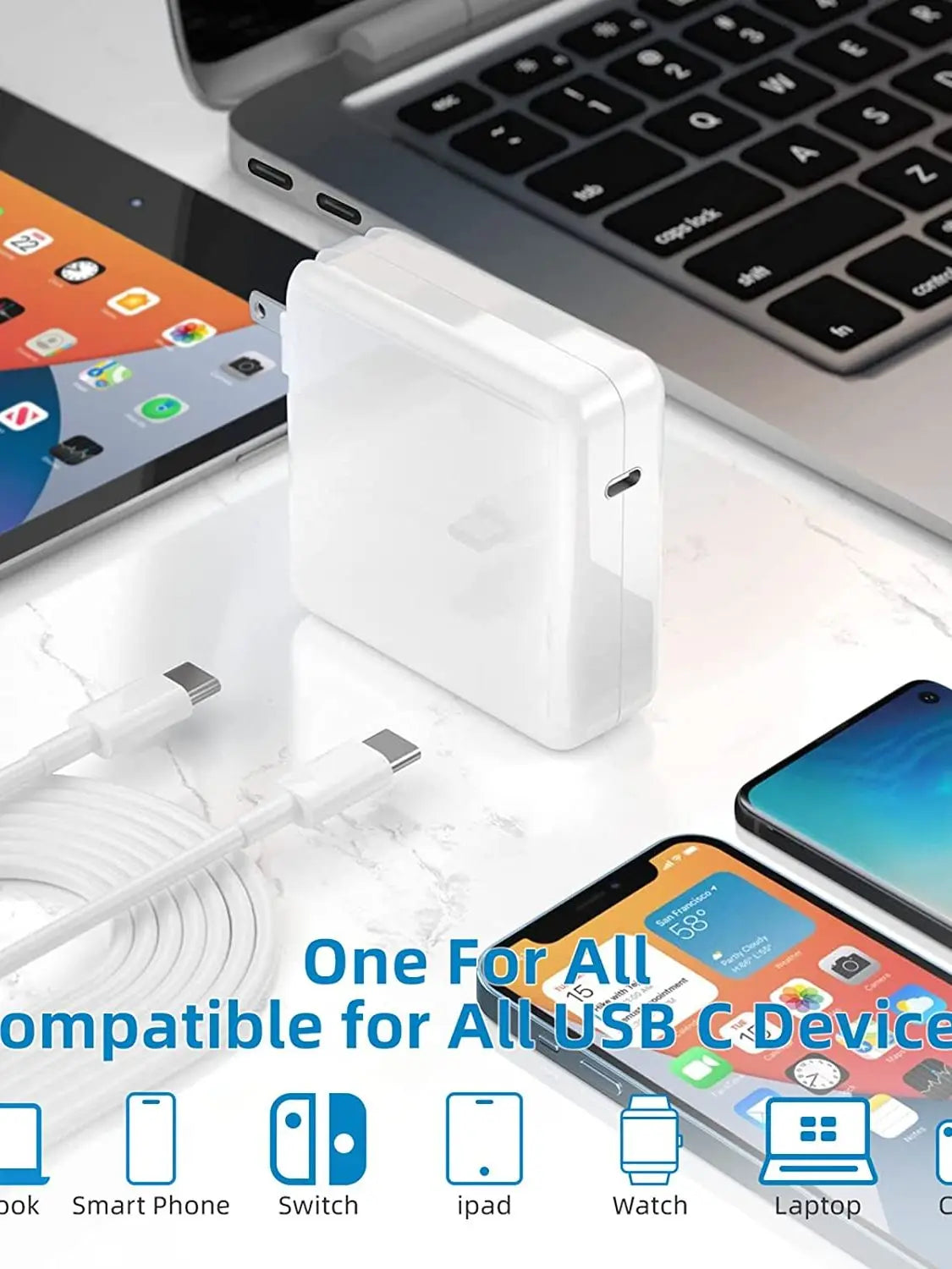 محول طاقة عالمي USB-C أبيض بجوار أجهزة إلكترونية مثل هاتف وحاسوب وساعة.
