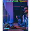 Eine Person benutzt einen faltbaren Ständer mit kabellosen RGB-Tastatur und Maus auf einem Schreibtisch.
