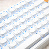 Nahaufnahme von weißen und blauen süßen Katzen-Keycaps für eine mechanische Tastatur