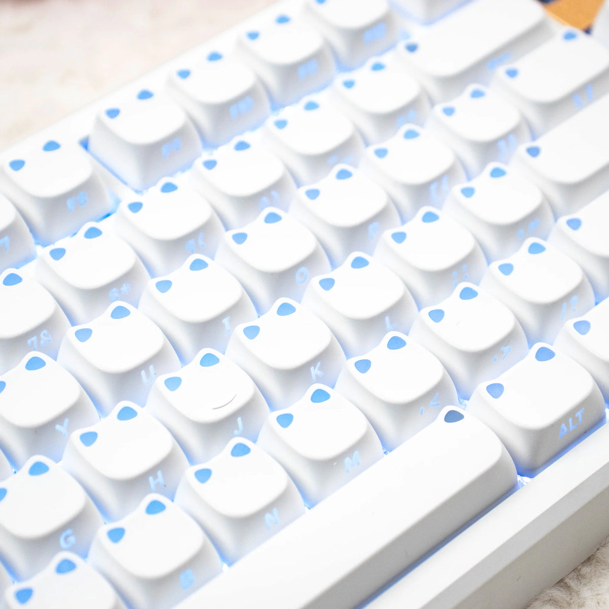 Nahaufnahme von weißen und blauen süßen Katzen-Keycaps für eine mechanische Tastatur