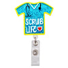 Helles blaues Glitzer-Acryl-ID-Badge-Clip in T-Shirt-Form mit der Aufschrift SCRUB LIFE.