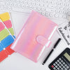 Un cahier rose pailleté et une calculatrice noire sont montrés sur un bureau blanc à côté d'un clavier.