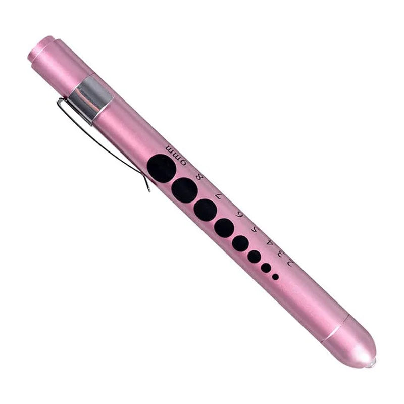 Linterna médica rosa con indicador de pupila visible en el cuerpo.