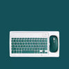 Weiße Mini-Bluetooth-Tastatur und Maus-Kombination mit grünem Schlüssel und dunkel-türkisem Hintergrund