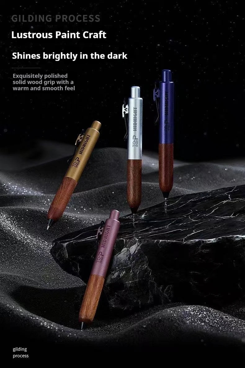Primer plano de un bolígrafo de gel con punta de oro y agarre de madera oscura sobre una superficie de mármol negro.