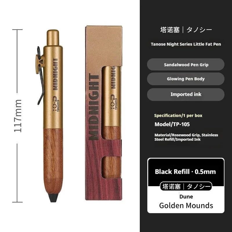 Pluma Tanose Night marrón y dorado con cuerpo de metal y agarre de madera.