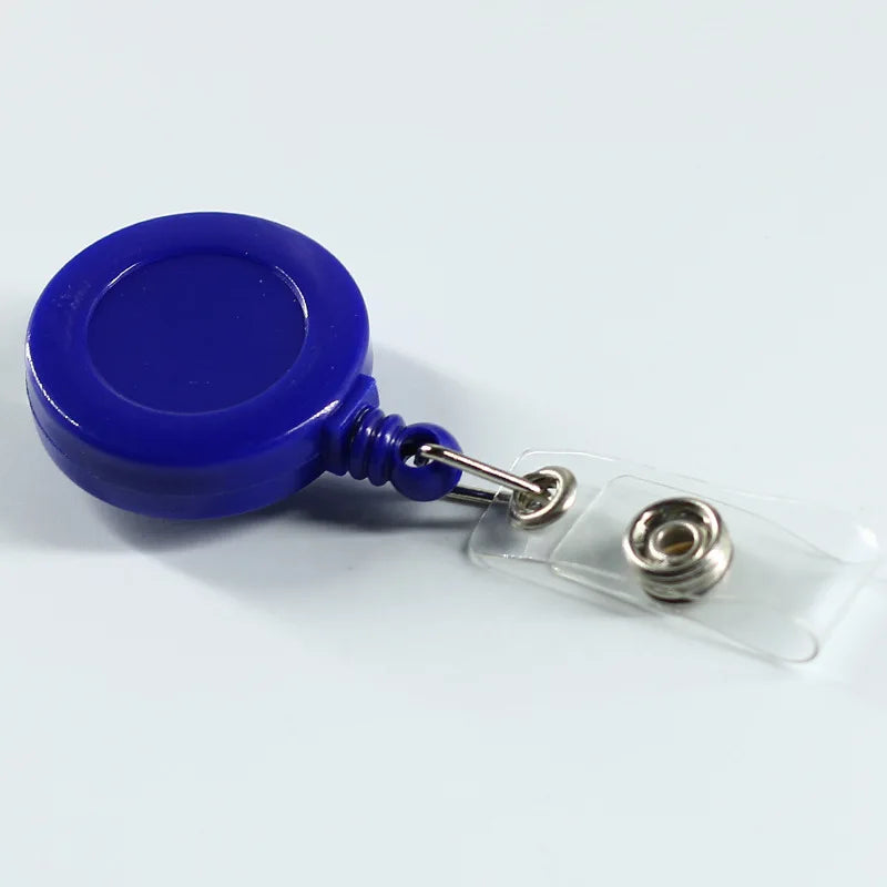 Porta credencial de plástico azul con clip y cordón.