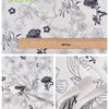 Weiß gedruckter Twill-Baumwollstoff mit floralem und botanischem Muster in schwarzen Linienzeichnungen.