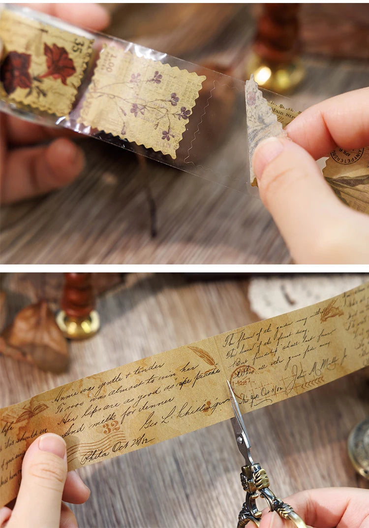 Eine Hand löst ein dekoratives, altes Papierband von einer klaren Kunststofffolie.