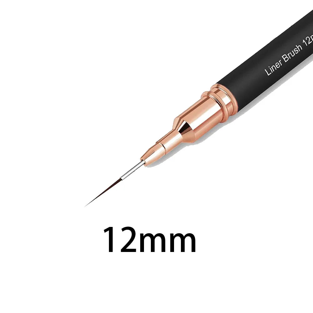 Primer plano de un pincel fino para delineado de uñas negro con ferrule dorada y punta fina.